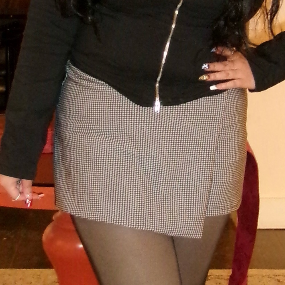 Black & White Houndstooth Pencil Skort - Women's Classic Style